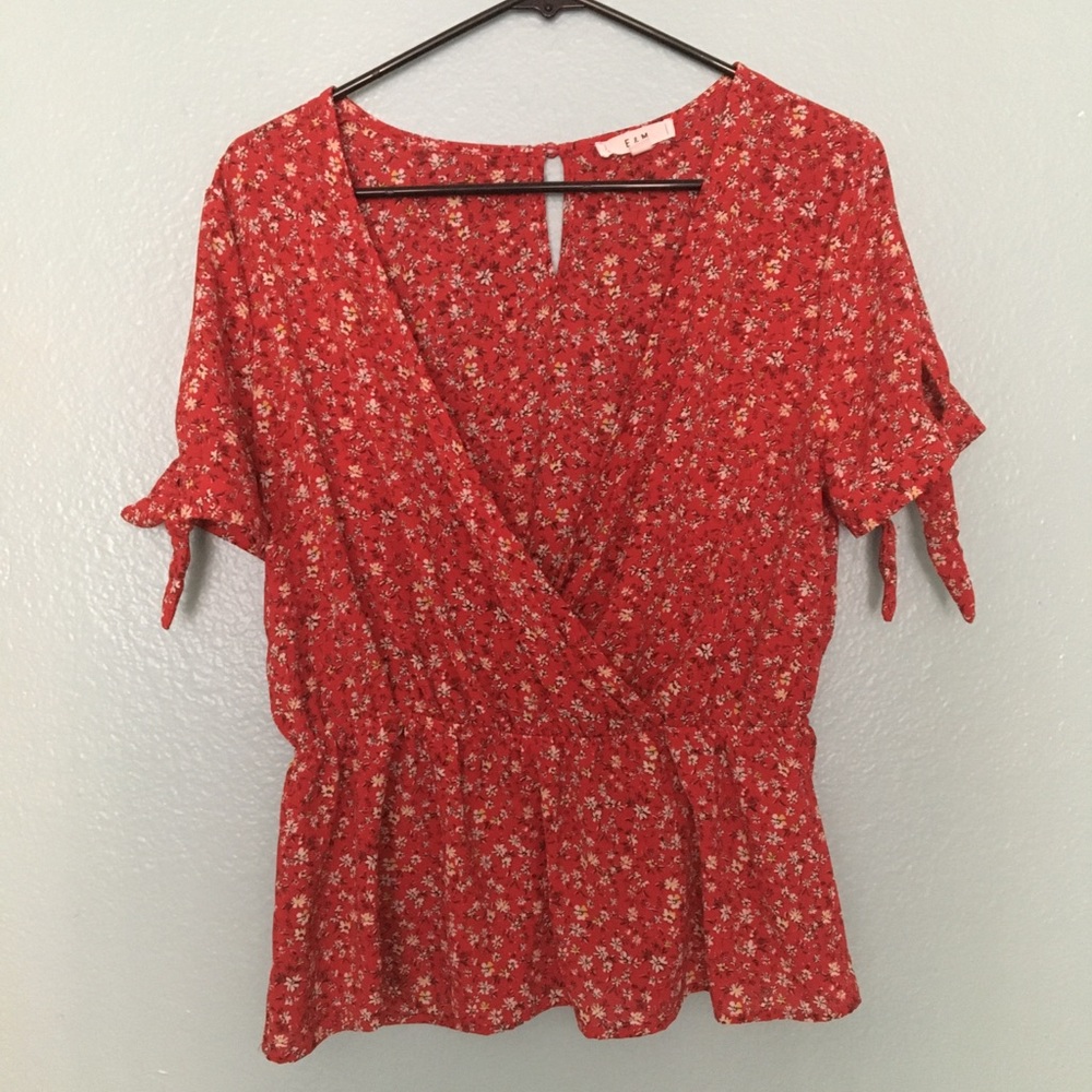 ✨E & M Red Short Sleeve Floral Top